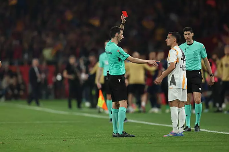 طرد لوكاس فاسكيز لاعب ريال مدريد في الكلاسيكو